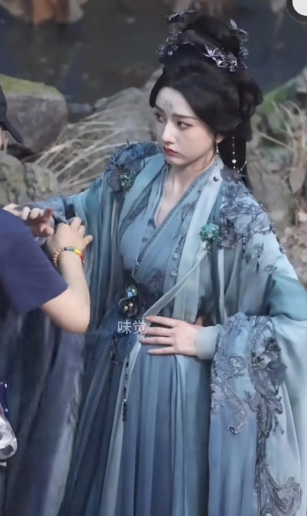 被宋祖儿聊斋造型美晕！速速进组拍戏吧家人们，最近被宋祖儿的聊斋造型疯狂刷屏，我