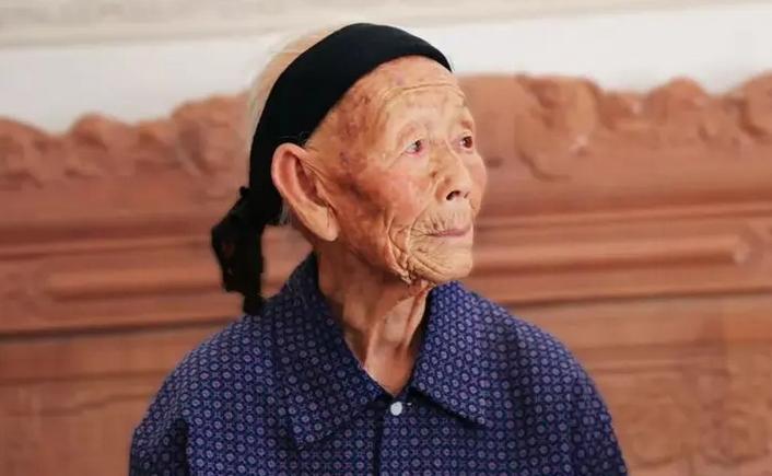 1932年，12岁的段桂秀与21岁的王金长成婚。新婚仅三日，王金长便参军而去，且