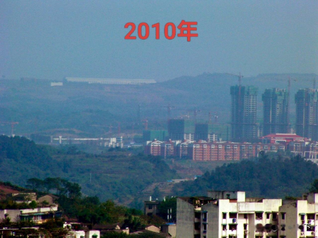 相隔十六年远眺大竹林康庄一带，近处楼顶是嘉陵厂家属区，和大竹林那边隔了一条嘉陵江