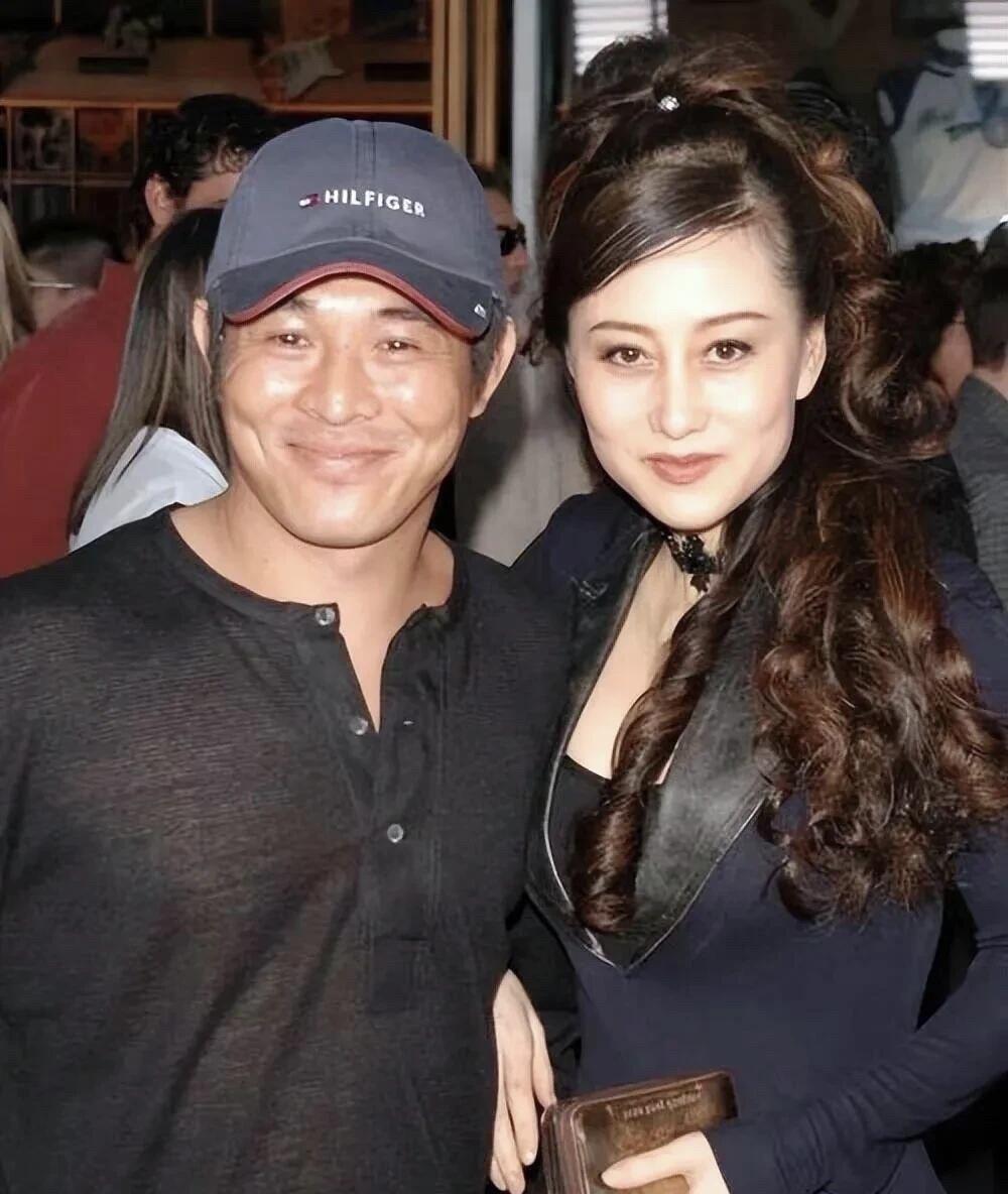 不管在什么样的场合，李连杰和老婆的合影，他脸上都是笑开了花，可是利智的表情却很淡