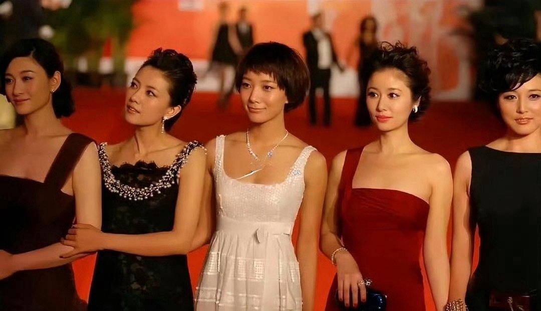 早期的李小冉皮肤就这么白，在众多女星合影中美得太突出了！