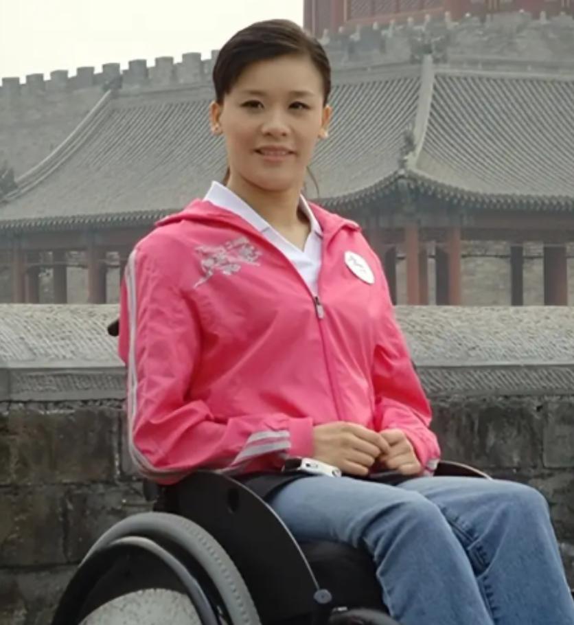 高位截瘫，胸部以下全没知觉。一个连大小便都无法自理的女人，不仅嫁了千万富豪，生了