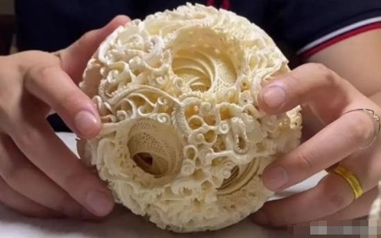 1915年，在巴拿马万国博览会上，日本制造的鬼工球比中国的鬼工球多出一层，眼看，