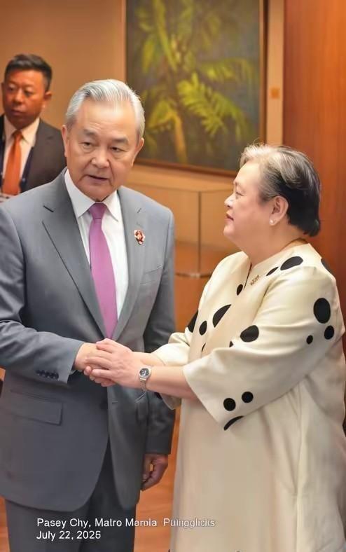 拉扎罗心知肚明，中国外长这次给的面子，不是给菲律宾的7月21日，王毅外长抵达马
