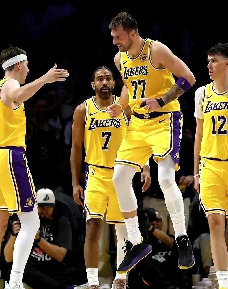 马刺当年为了邓肯，简直是“摆烂”教科书。1996-97赛季，大卫·罗宾逊重伤