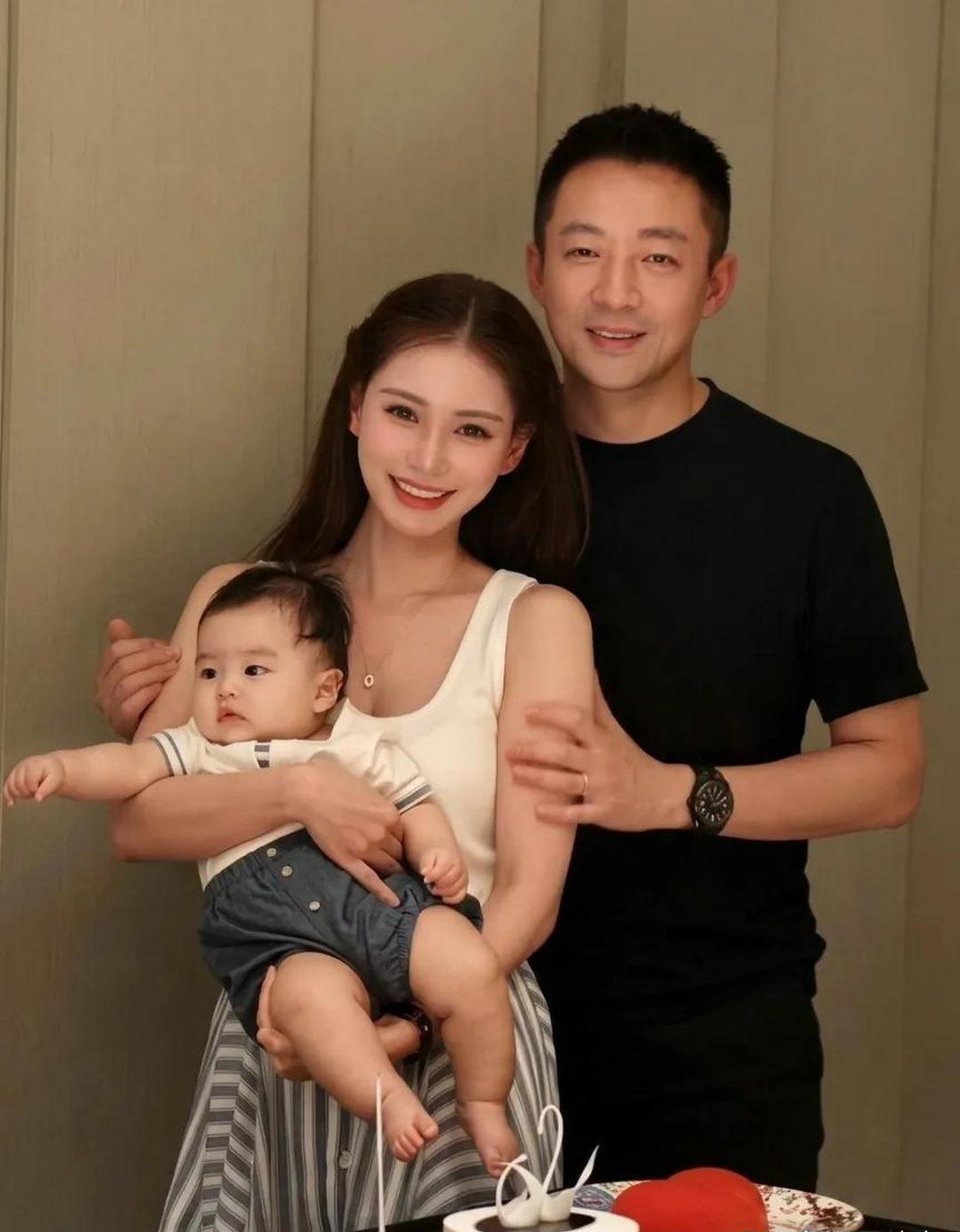 同样是汪小菲，两张全家福照片，却拍出了两种人生。​​​​
