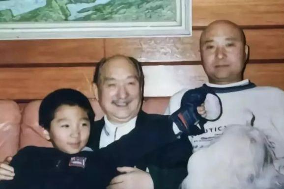 陈佩斯祖孙三代，一张罕见的合影，这张照片拍摄于90年代末，是在家里沙发上拍下的一