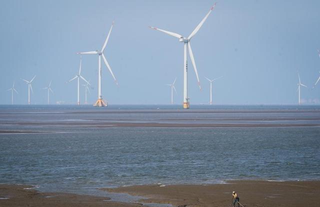 实际上，中国建造航空母舰还没有定型，每造一艘都有技术创新。如果定型了，上海可以同