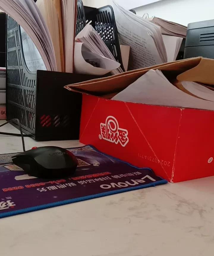 老家农村，离婆家不超过3分钟，孩子不留手，公婆有人照顾，早九晚五，不打卡，中午休