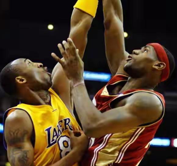 憋屈！同人不同命！詹姆斯与科比晚年天地悬殊！同样的是湖人队的老大，同样的率队夺