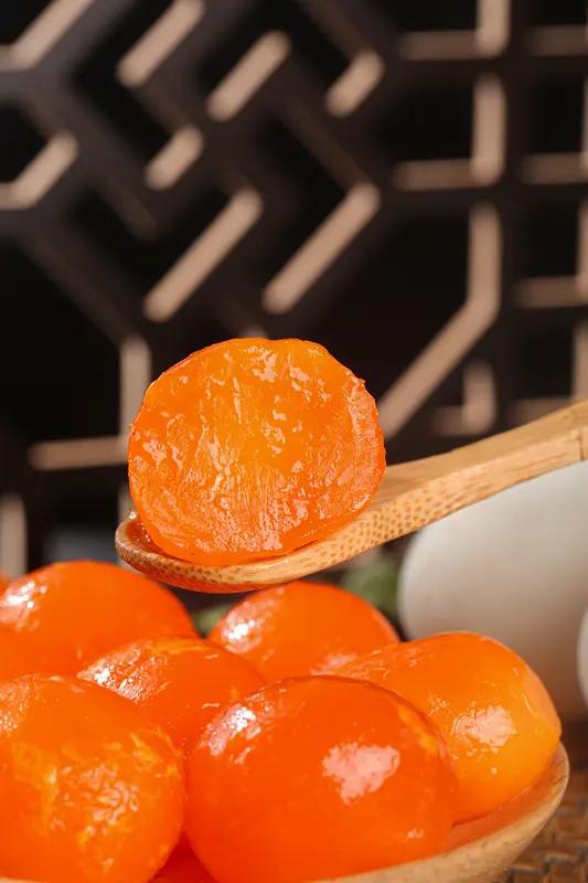 “富得流油”具象化在饮食里超有趣。像咸蛋黄，优质的咸蛋黄用筷子一戳，金红色油汁就