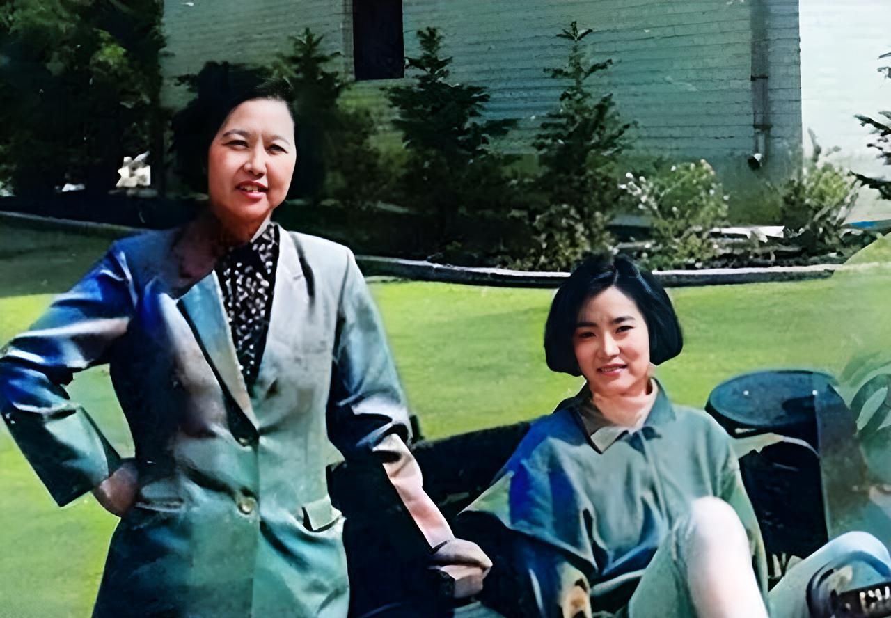 一九零零年，林青霞与亲姐姐林莉在一起。这也是姐妹俩失散多年后第一次相见。这一年，