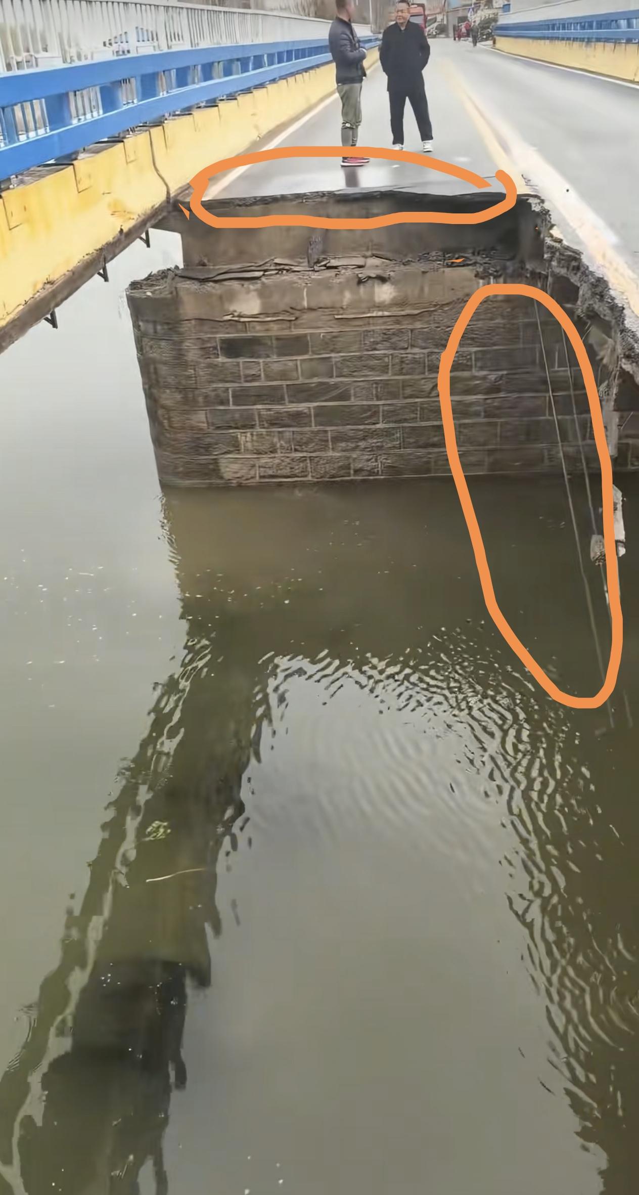 大桥的部分桥面被严重超载的半挂车压塌。不懂就问，这座桥的桥面厚度或者使用的钢筋符