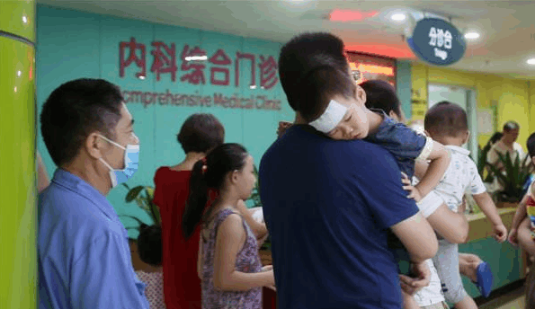 爸妈不懂发烧常识, 没烧到38.5度不能吃药? 差一点害了宝宝!