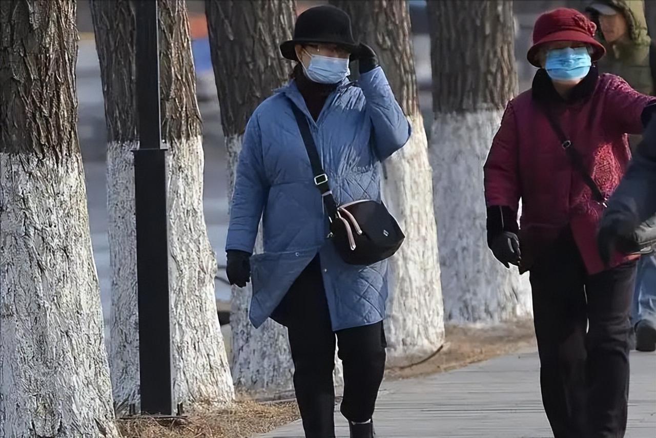 医生发现：天冷坚持穿秋裤的人，过不了半年，身体或会有4大变化李姨是个讲究穿着