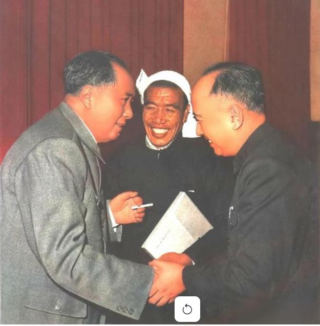 在主席的照片中，有一张比较特别，是主席与陈永贵、钱学森三人的合影，他们三人的合影