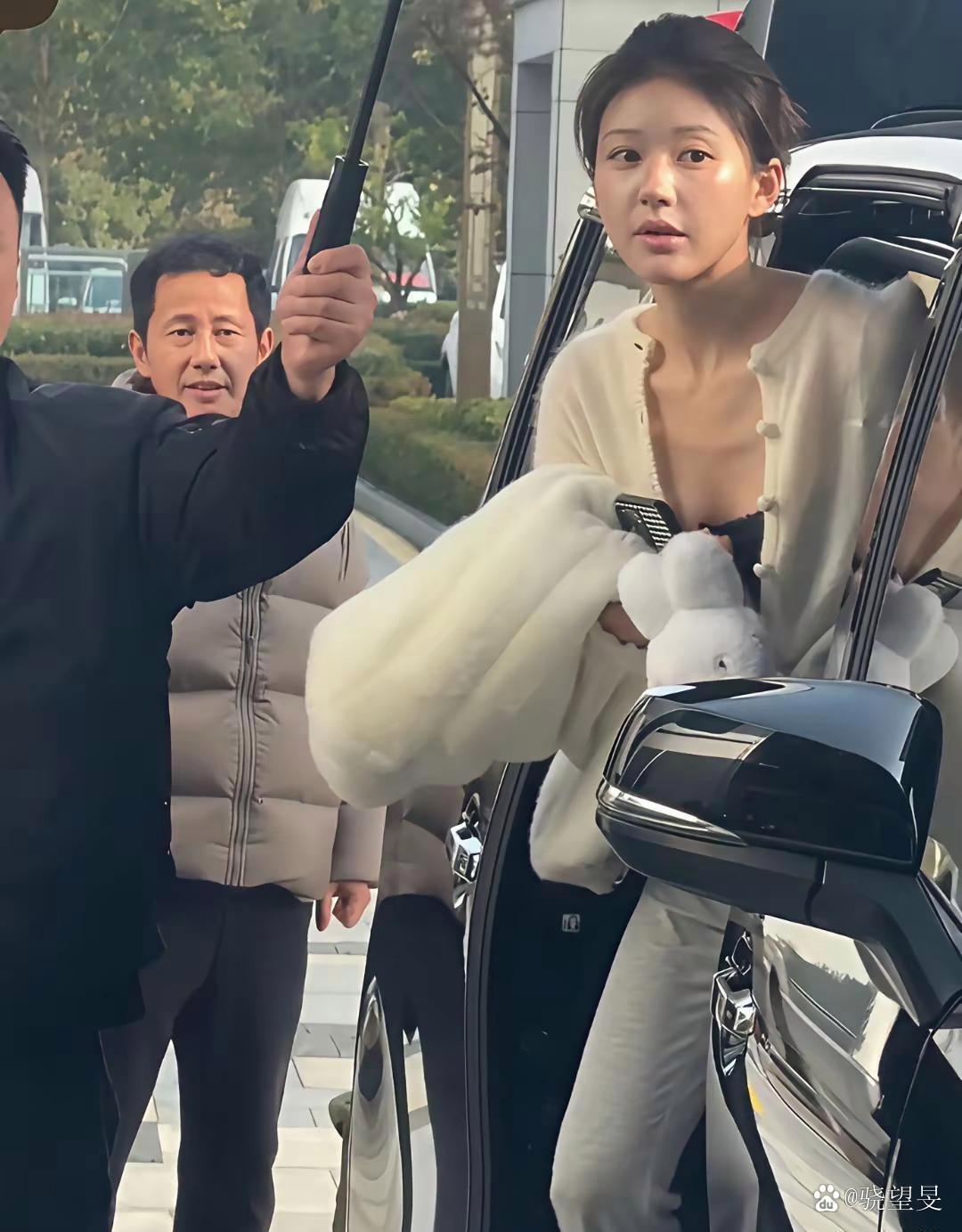 和她爸一个模子里刻出来的，真搞不懂那些说整容的人脑子里想啥？