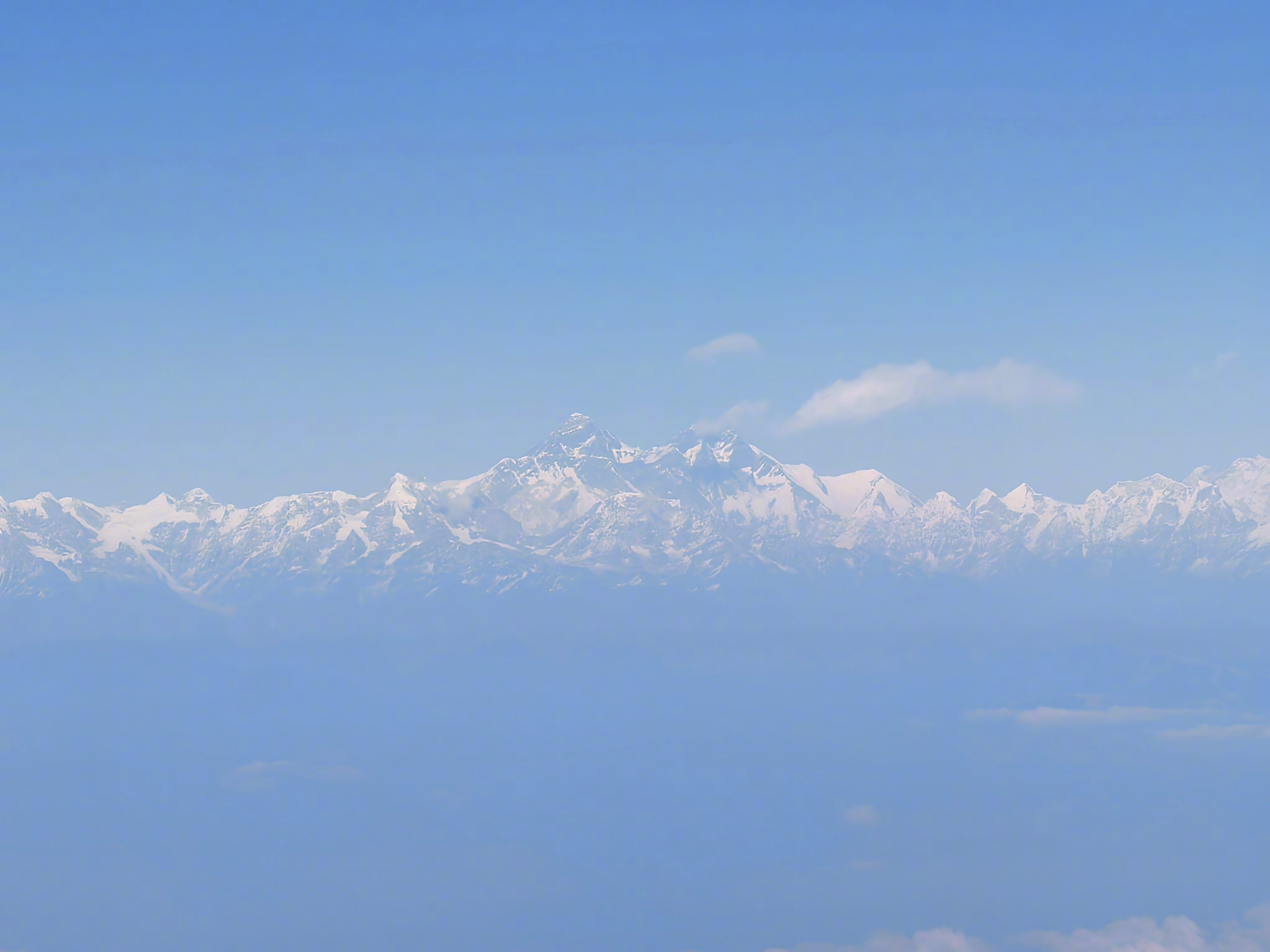 带傻哥们勇闯尼泊尔临近加德满都最后1小时飞机，始终伴随着珠峰在飞，真美啊。这国