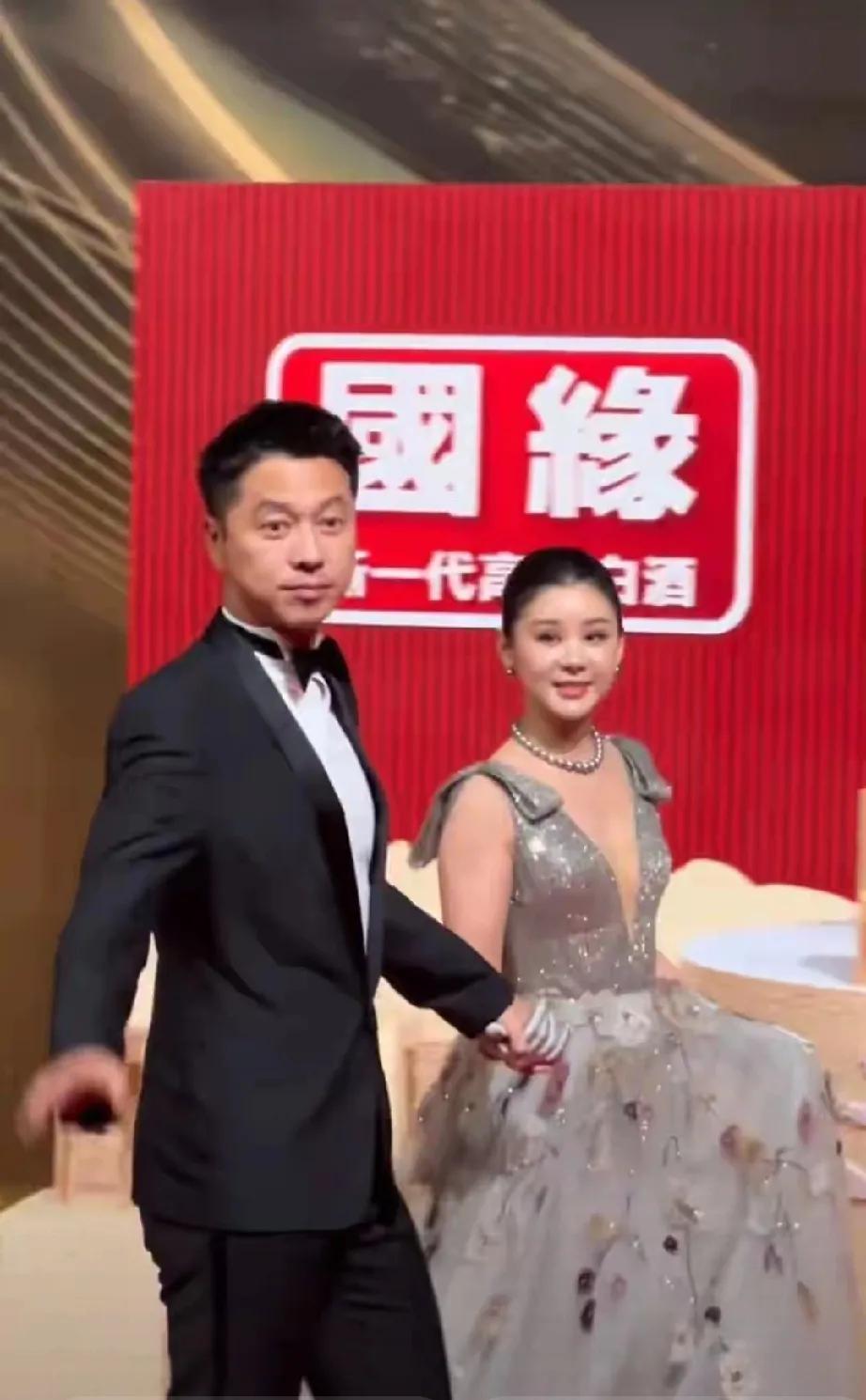 12月16日国剧盛典，王雷李小萌夫妇一出场就炸翻全场！王雷一身黑色西服，成熟魅力