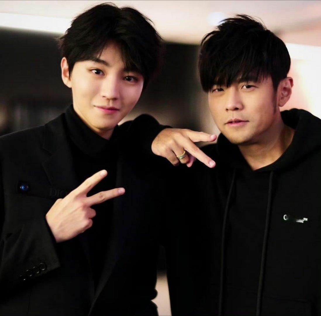 王俊凯分享与周杰伦合照王俊凯分享与周杰伦合照！这么多年一直都是一样的姿势王俊凯