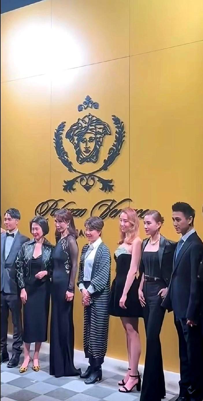 何家把发布会穿成时装秀，霍家把晚宴走成入职答辩！你敢信，梁安琪裹亮橙色大衣踩恨