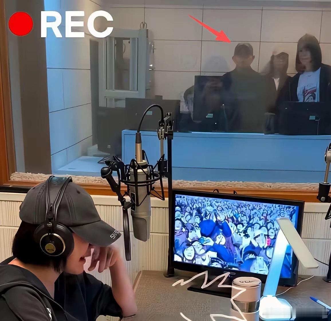 真是越扒越有！小S为101烟花录音，具俊晔陪伴在侧！12月4日，小S贾永婕好友发