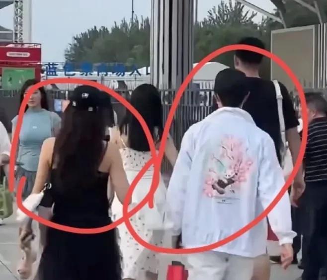 马龙与林俊杰的互动成追星经典，两位文体界传奇双向奔赴。马龙与妻现身林俊杰演唱会，
