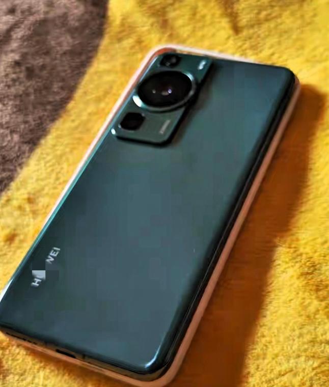 四川成都，一男子坐网约车，随手将手机连到中控台上充电，谁知他下车之后，突然发现忘