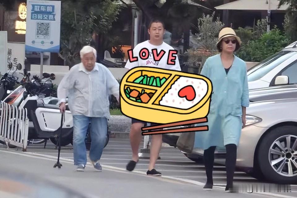 蒋雯丽，想不到啊，才60岁就成了街边老太太了，这是一点偶像包袱都没有吗，还是觉得