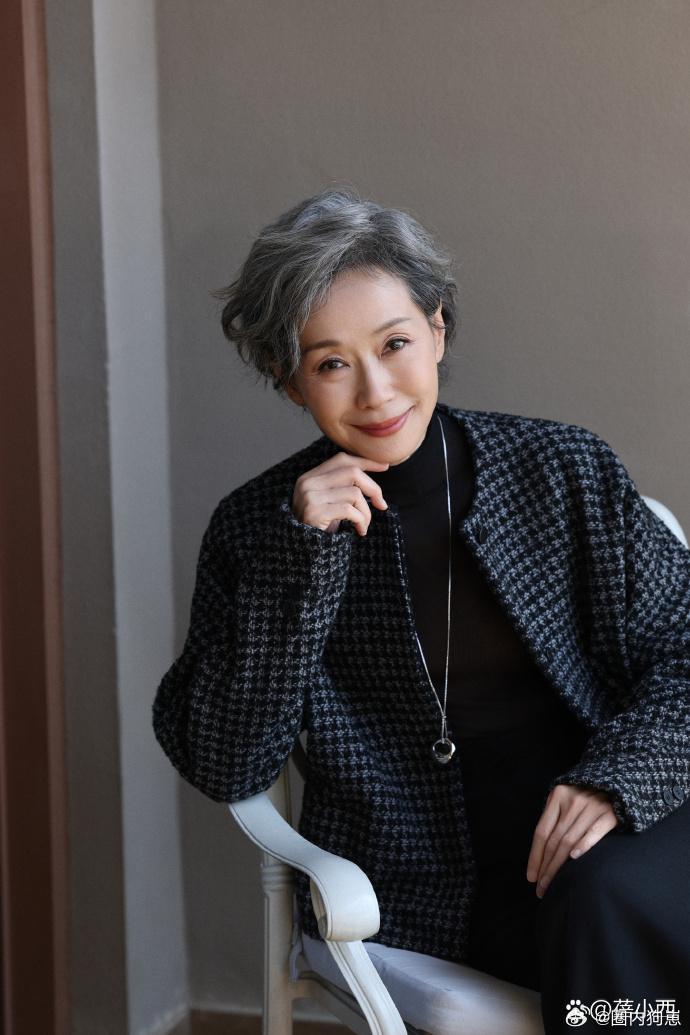 62岁叶童新烫微卷短发，瞬间减龄30岁，穿千鸟格呢大衣搭配阔腿裤，时髦洋气又显高