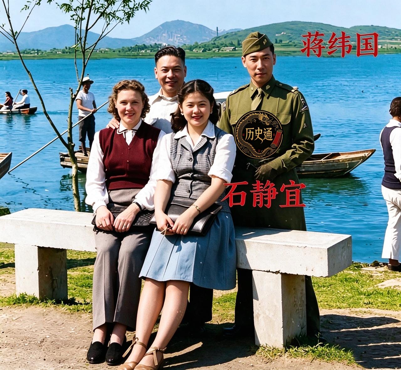 一九四六年的南京玄武湖畔，一张难得的合影定格下两位妯娌最温婉的年华。并肩而坐的一