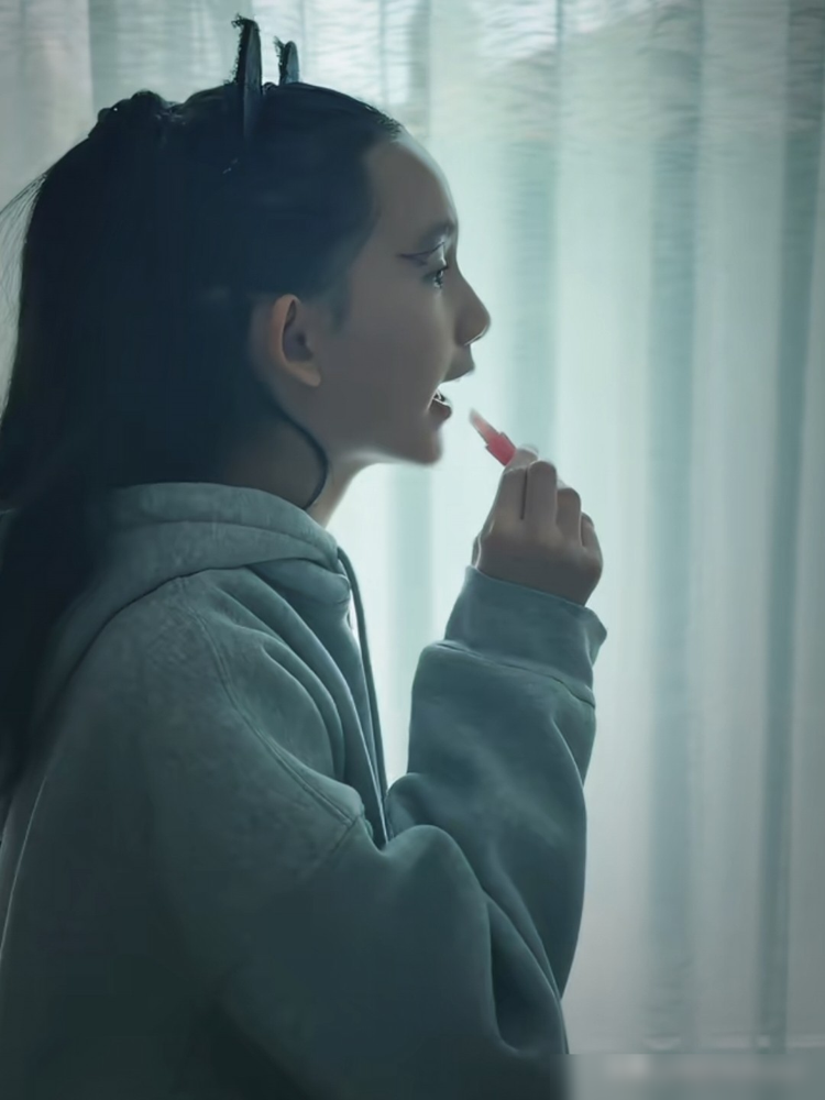 黄多多被骂惨的那几年，黄磊憋了一句话没说。现在12岁的二女儿抱电吉他上台，眼线比大人还利索，台下炸了