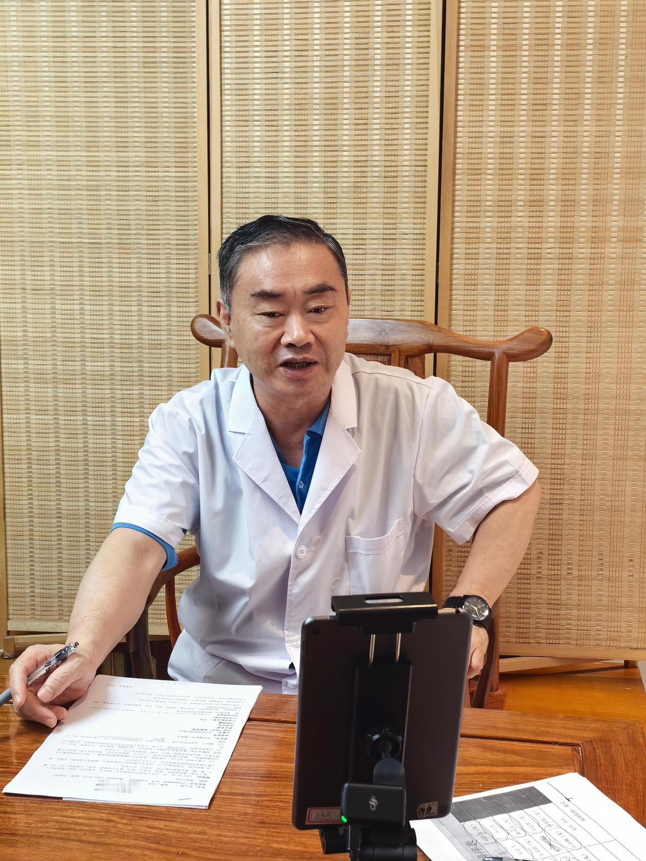 西双版纳傣医医院的检验科主任曹会强最近摊上大事儿了，直接被纪检部门盯上，涉嫌严重