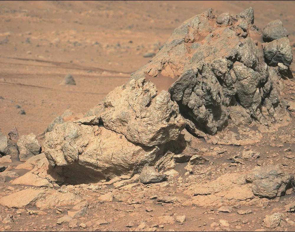 火星上的奇特岩石。由NASA的火星毅力号在第1866个火星日发现。