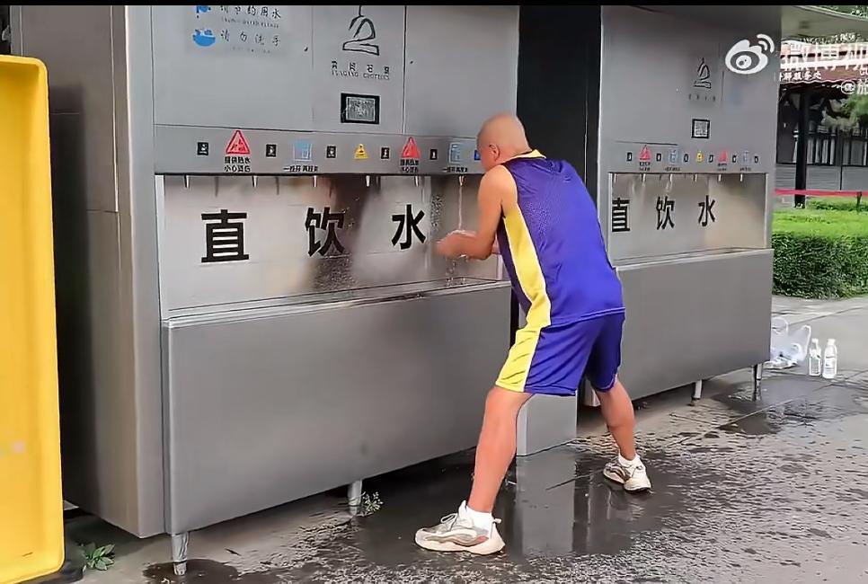 这个大爷把公共饮水区当洗脸台，搓毛巾，吐痰，漱口水加擤鼻涕，把中老年人恶心三件套