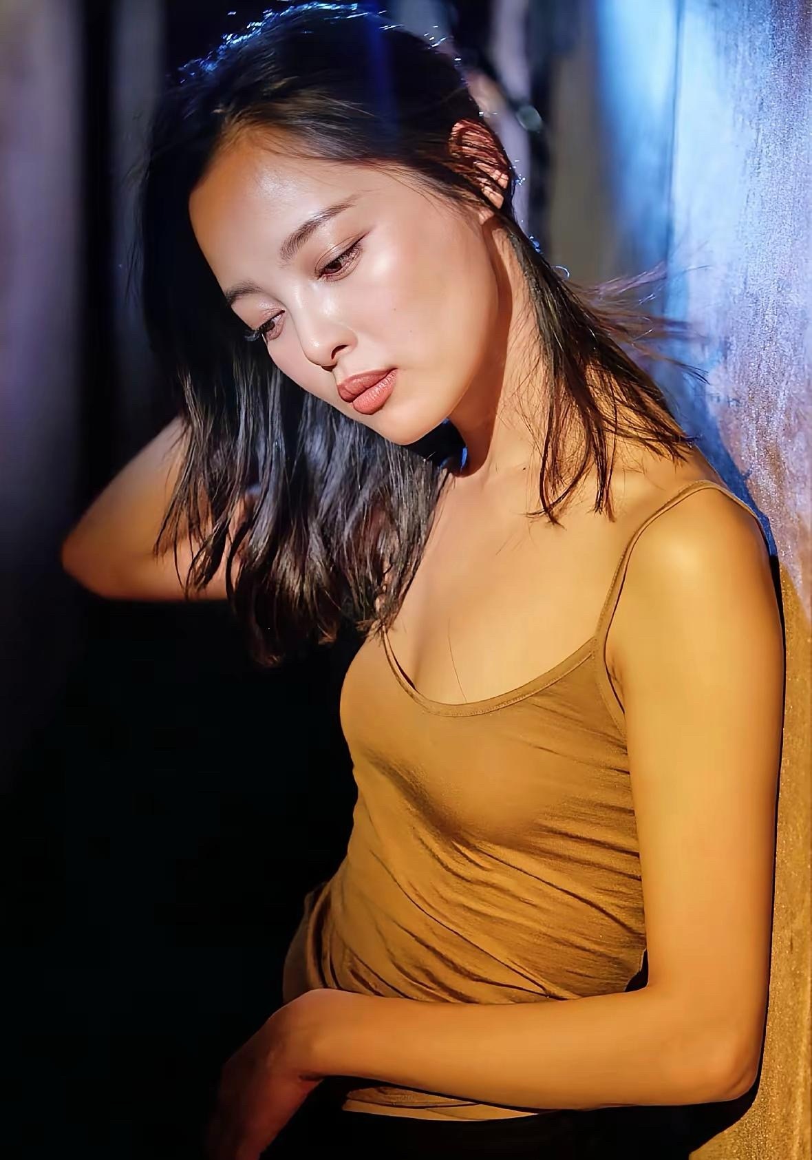 我曾问老公：“辛芷蕾那么漂亮，你们男的怎么不会对她有幻想呢？”老公回答说：“辛芷