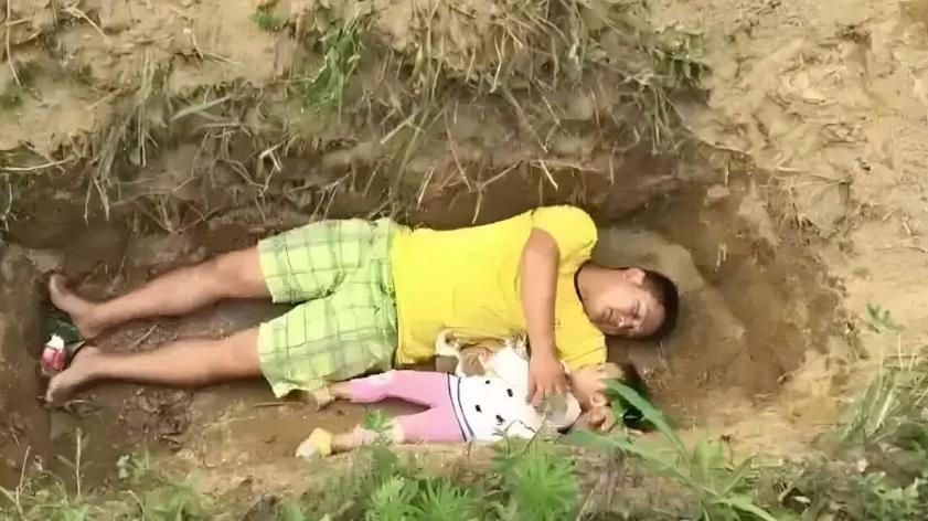 2017年，四川内江一女孩身患重病，父亲挖好坟坑，两人一起躺在里面，他说：“提前