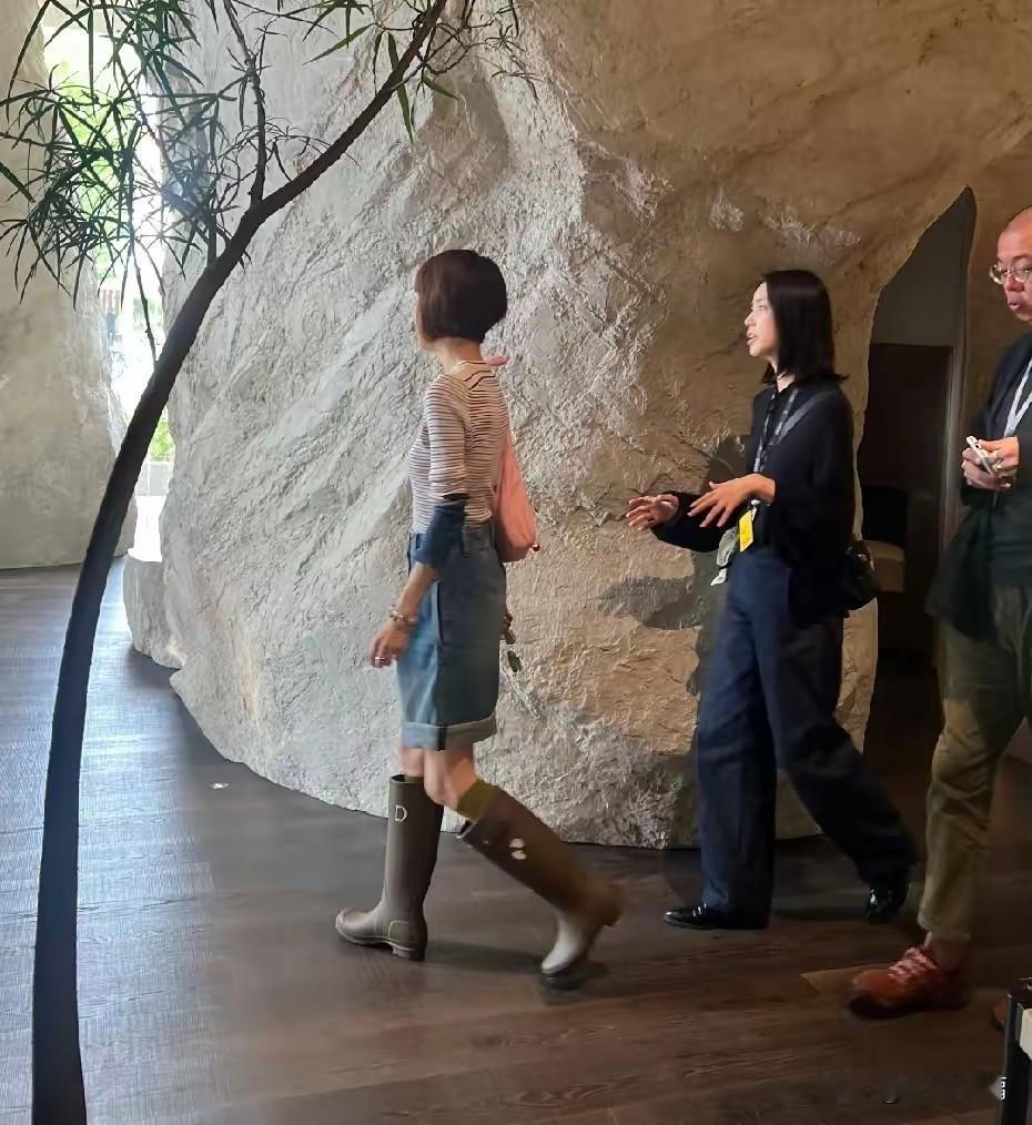 鲁豫现身阿那亚戏剧节，王朔的女儿、女婿陪伴在身边。在阿那亚戏剧节现场，有网友