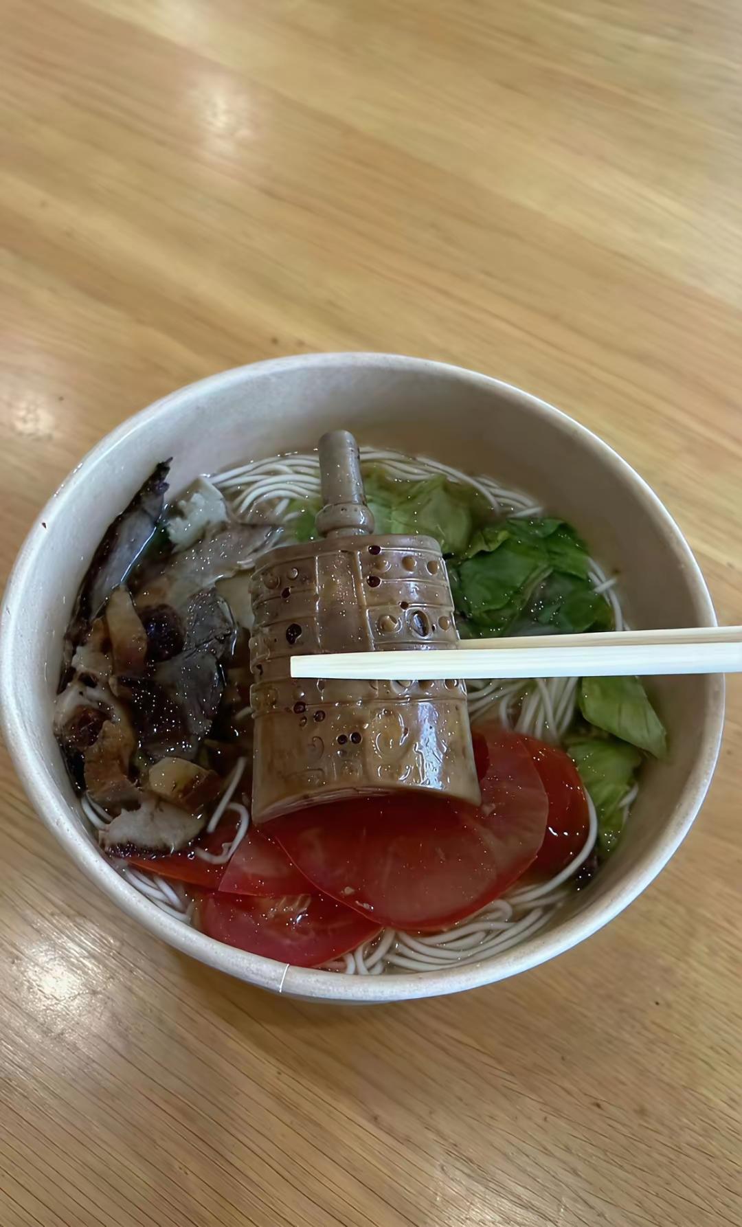 在西安这座千年的古城，居然能吃到一个战国的卤蛋，真是喜闻乐见呀。商家把鸡蛋都