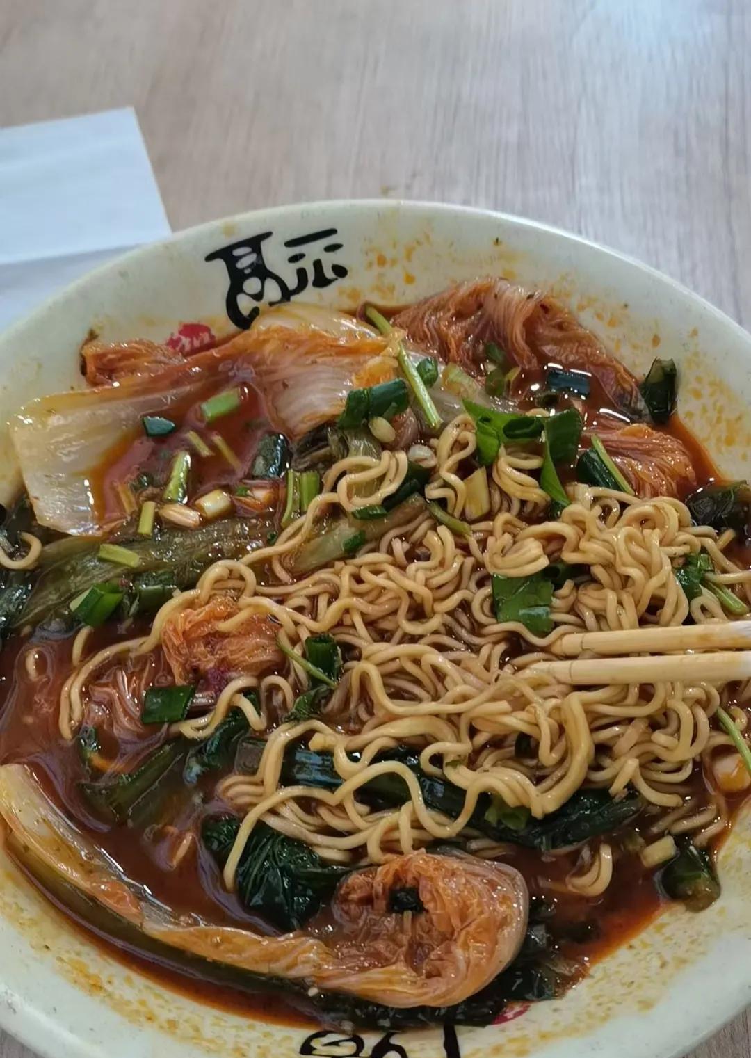 这面馆的钱太好挣了！这样一碗面卖12元钱，这不就是一块方便面饼煮熟的吗？再加上几