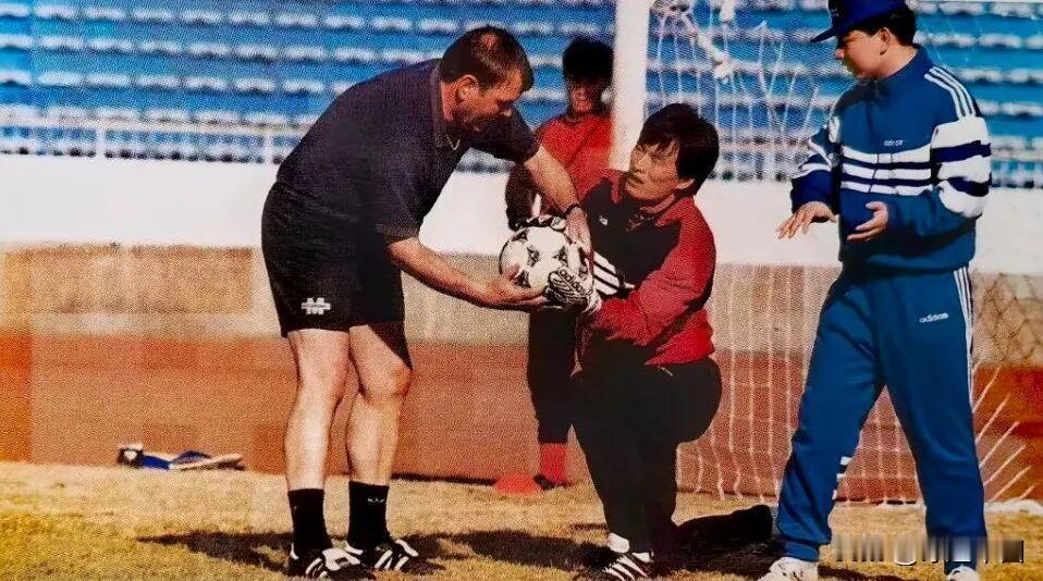 1997年8月，为打磨十强赛状态，国足奔赴英国开启海外集训拉练。在里默的技术辅佐