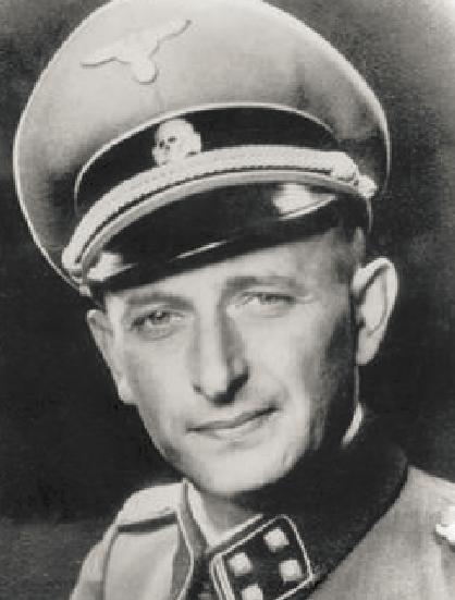 1944年，变态的纳粹士兵将女囚集中到广场，并命令她们脱掉衣服，将身材不符合标准