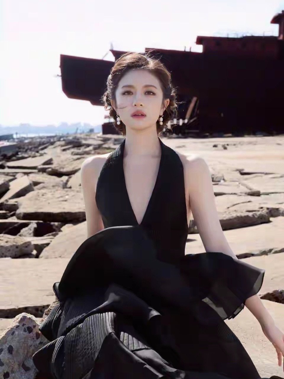 李兰迪的颜值一路开挂，越看越有味道，妥妥的大女主气质。​