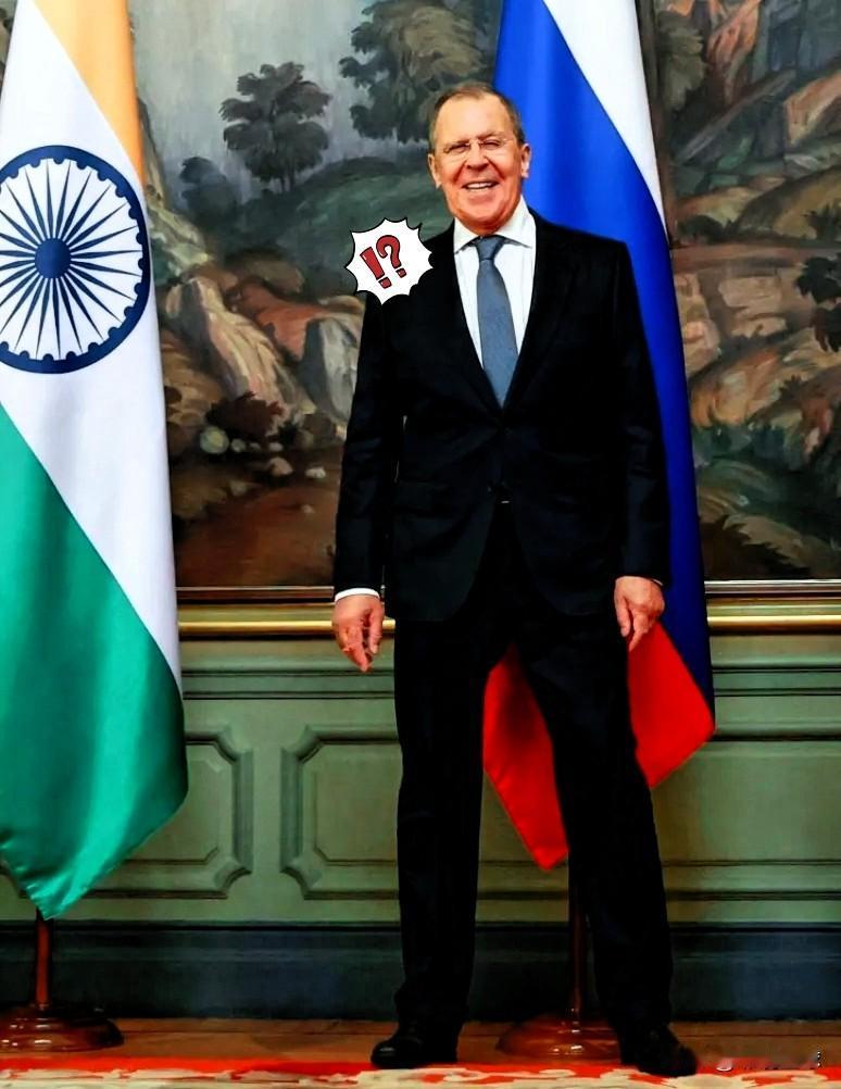 俄罗斯外长拉夫罗夫又来北京了。这次下飞机，舷梯旁有个画面挺抓人眼球。清一色的男