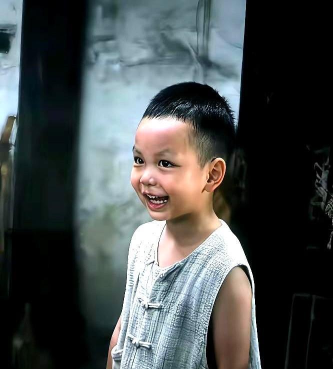 怕死的士兵握枪时手在抖，1500万人却为这个镜头买票。肖战在战壕里系鞋带的3秒