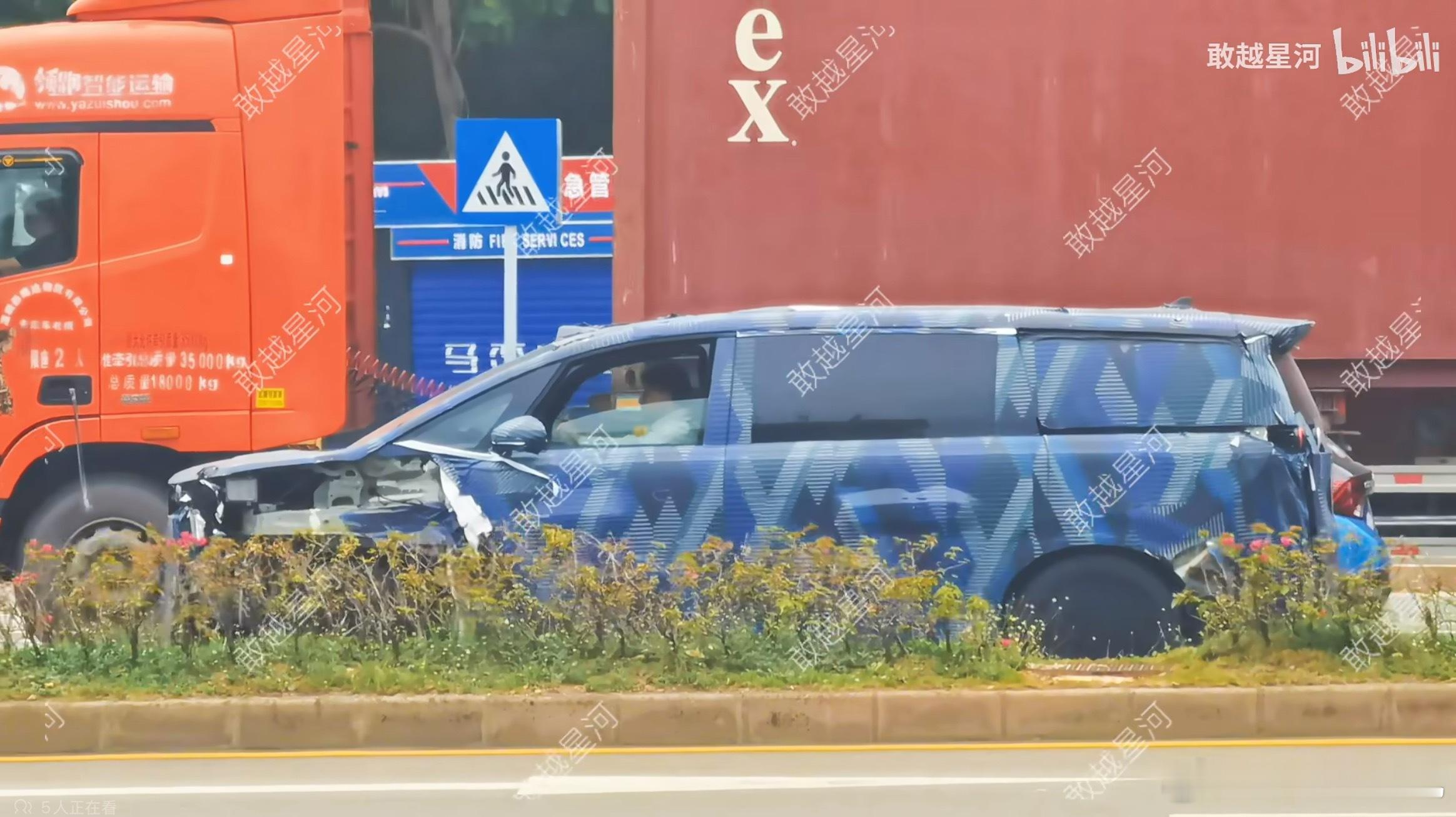 网友拍到了腾势D9L的伪装车，看起来尺寸大了一些，还有后轮转向了[doge]​
