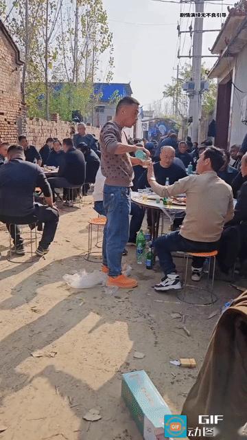 恶人自有恶人磨。农村的露天喜宴，主家的亲戚喝多了。敬酒，不喝就泼脸上！以为