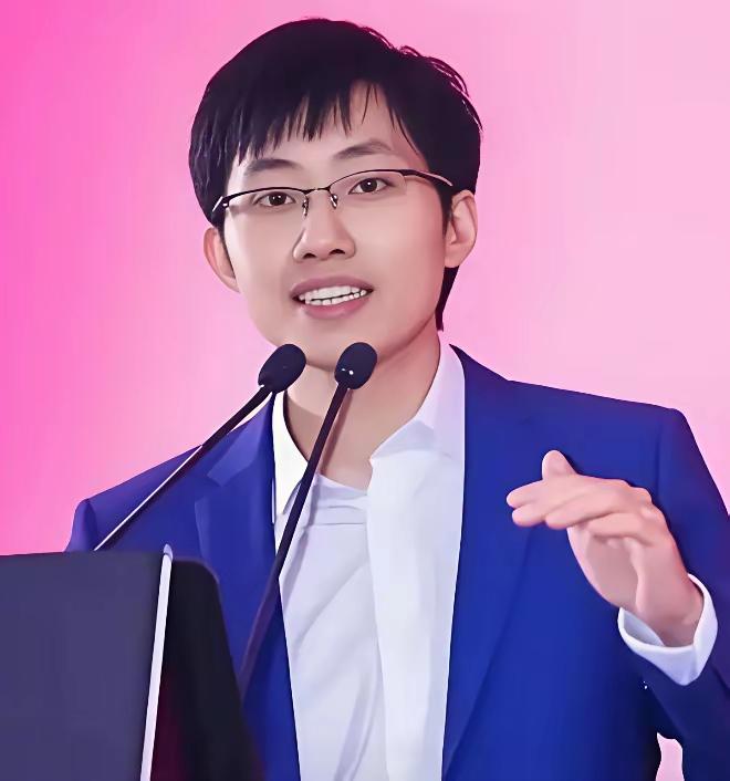 梁文锋这人，一半是“疯子”，一半是“奇才”。当同行还在烧钱堆显卡拼算力，他偏
