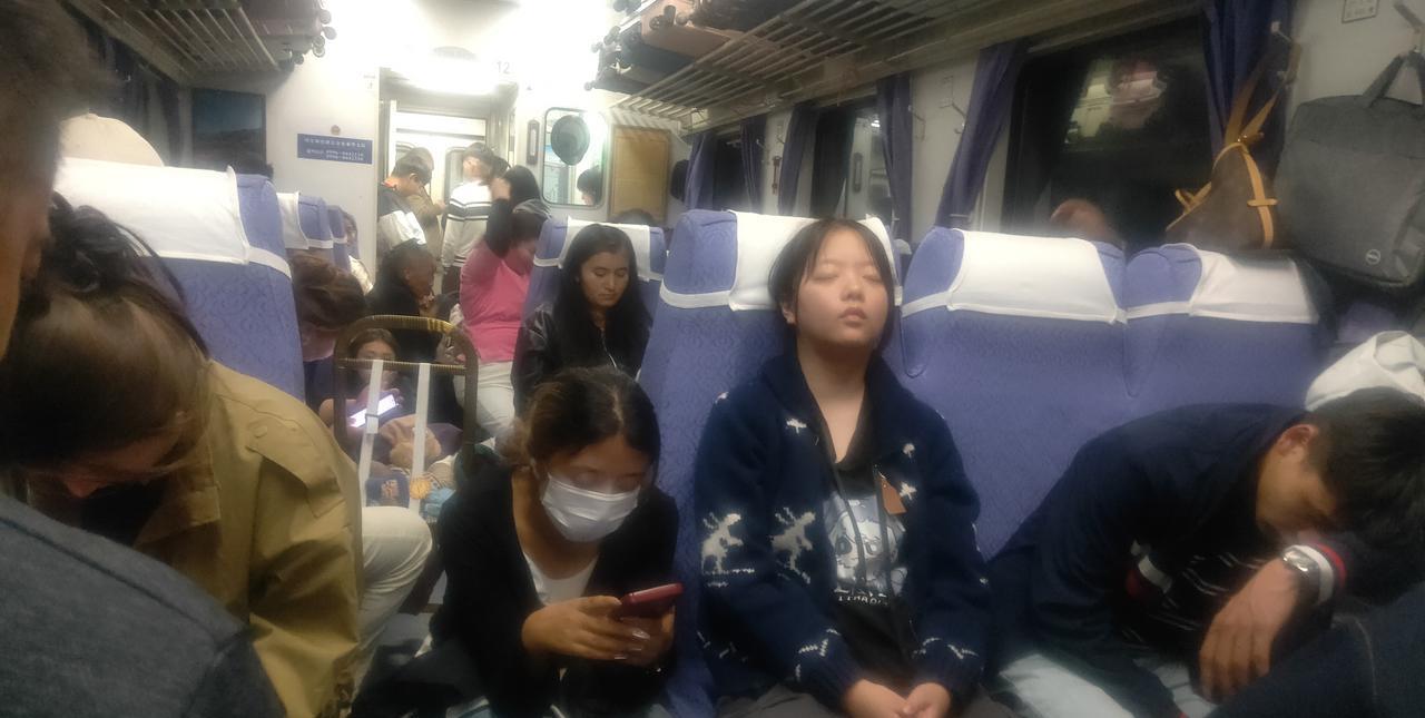 10月2日，乌鲁木齐发往和田的K6736列车，已经是超员运行，车厢走道和车厢连接