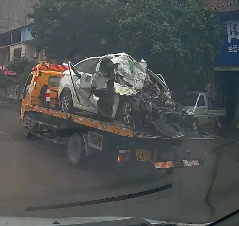 钦州车祸双方事故车，车头相撞，大货车车头轻微受损，小轿车车头被撞掉一大半，几乎就